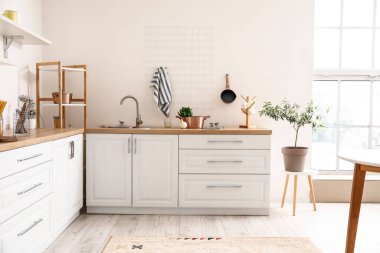 Modern mutfak gereçleri olan hafif mutfak.