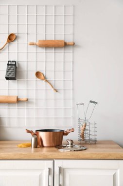 Mutfaktaki tezgahta tuzlu közle bakır pişirme kabı.