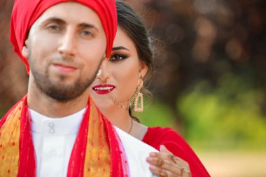 Güzel Hintli düğün çifti yaz günü