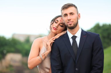 Güzel Hintli çift açık havada