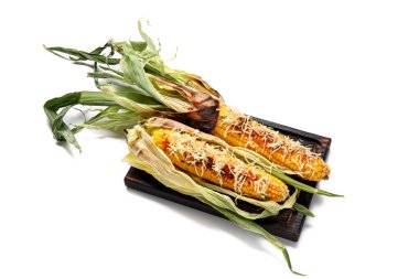 Lezzetli ahşap tahta Elote Meksika Sokağı Beyaz arka planda mısır