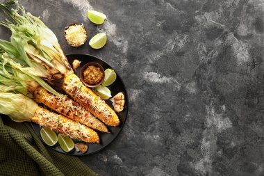 Lezzetli bir tabak Elote Meksika Sokağı Siyah arka planda mısır