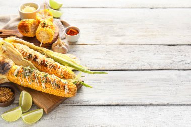 Lezzetli Elote Meksika Sokağı tahtaları Beyaz ahşap arka planda mısır