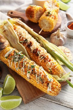 Lezzetli Elote Meksika Sokağı tahtaları Beyaz ahşap arka planda mısır