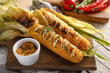 Lezzetli Elote Meksika Sokağı Tahtası beyaz ahşap arka planda