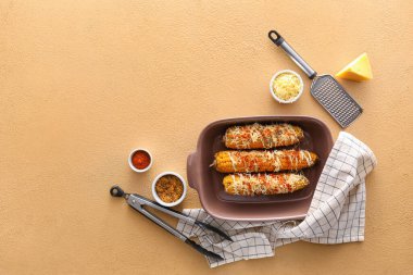 Lezzetli Elote Meksika Sokak Mısırlı bej arka planda fırın