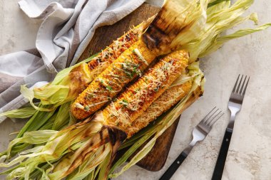 Lezzetli ahşap tahta Elote Meksika Sokak Mısırı arka planda