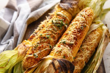 Lezzetli Elote Meksika Sokak Mısırı Masada, yakın plan