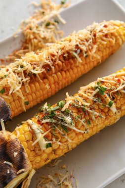 Lezzetli Elote Meksika sokak mısırı tabağı masada, yakın plan.