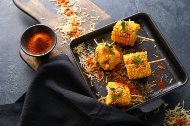 Lezzetli Elote Meksika Sokak Mısırı ile pişirme yemeği siyah arka planda