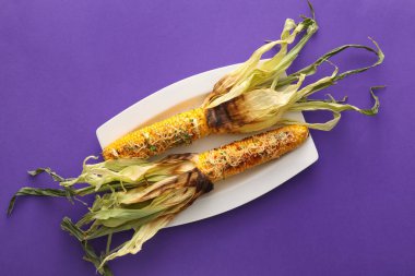 Mor arka planda lezzetli Elote Meksika sokak mısırı