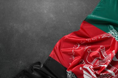 Siyah arka planda Ulusal Afganistan bayrağı, yakın plan