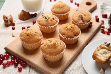 Lezzetli yaban mersinli muffinlerle ahşap tahta masa