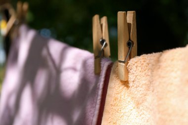 Çamaşır ipinde asılı havlular, yakın plan.