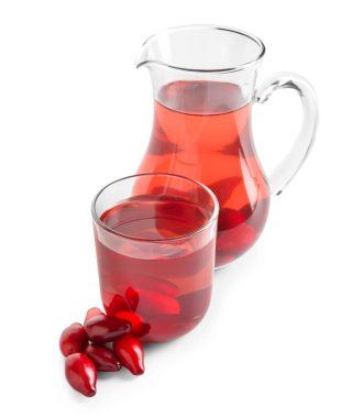 Beyaz arka planda taze köpek ağacı içeceği.