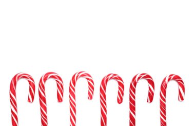 Beyaz arka planda lezzetli baston şekerler