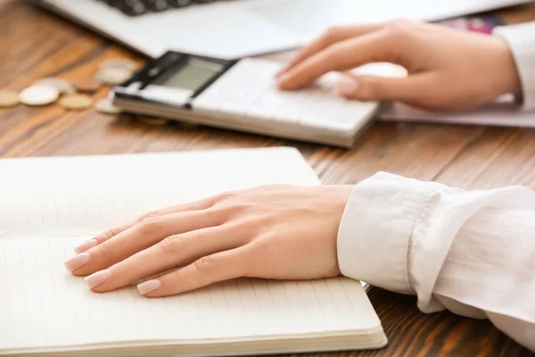 Zakenvrouw Met Notebook Met Rekenmachine Werkplek — Stockfoto