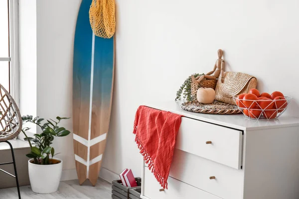 Intérieur Chambre Élégante Moderne Avec Planche Surf Commode — Photo