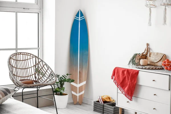 Sörf tahtası olan şık bir oda.