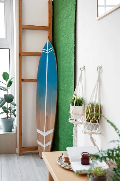 Wnętrze Stylowego Pokoju Deską Surfingową — Zdjęcie stockowe