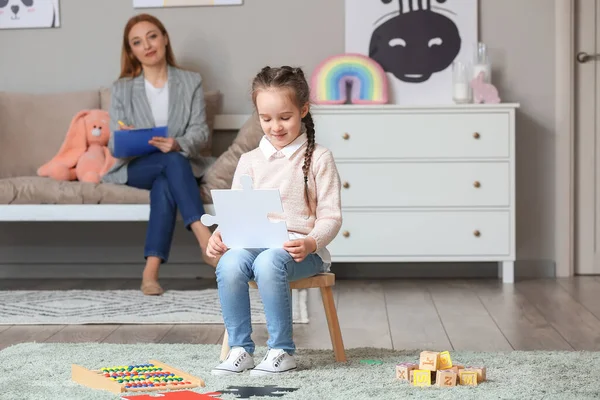 Kleines Mädchen Mit Autistischer Störung Mit Puzzleteil Beim Kinderpsychologen — Stockfoto