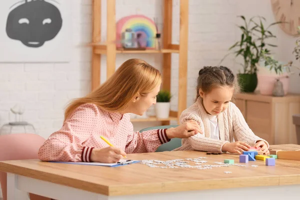 Kvinnlig Psykolog Arbetar Med Flicka Som Lider Autistisk Störning Ämbetet — Stockfoto