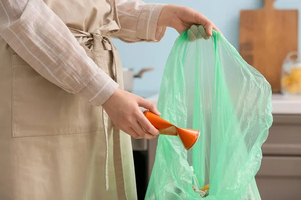 Frau Wirft Müll Tüte Hause — Stockfoto