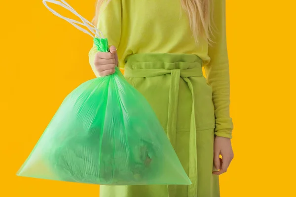 Γυναικεία Τσάντα Συγκράτησης Σκουπίδια Στο Φόντο Χρώμα Closeup — Φωτογραφία Αρχείου