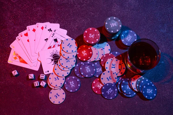 Poker Żetony Kości Szklanka Napoju Karty Gry Ciemnym Tle — Zdjęcie stockowe