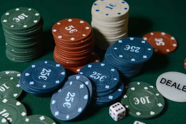 Fichas Poker Dados Fundo Escuro — Fotografia de Stock