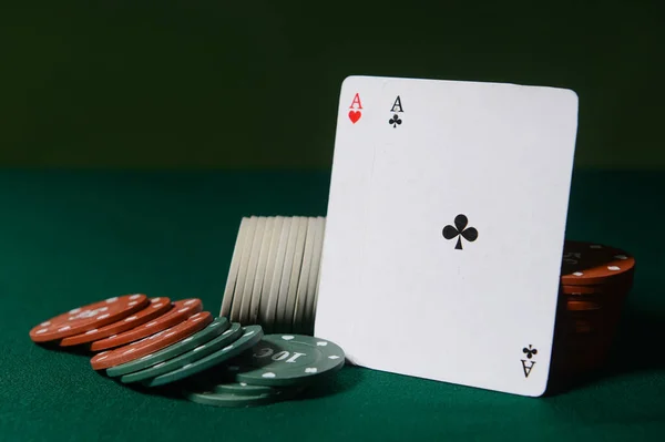 Покер Фишки Игральные Карты Темном Фоне — стоковое фото