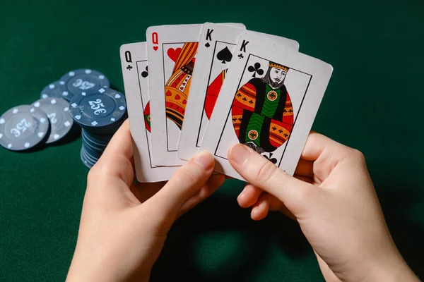 Karanlık Arka Planda Poker Oynayan Kadın — Stok fotoğraf