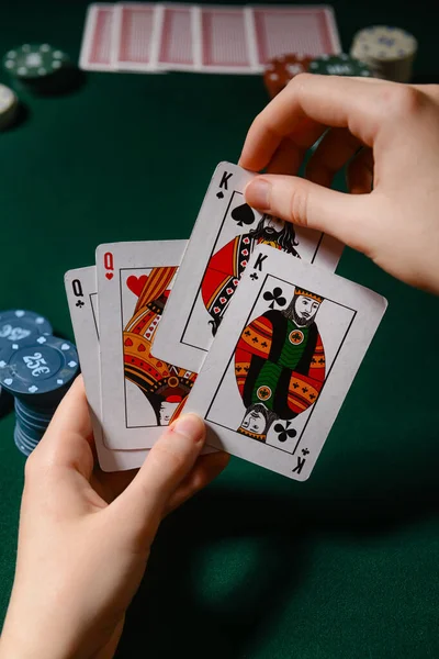 Karanlık Arka Planda Poker Oynayan Kadın — Stok fotoğraf