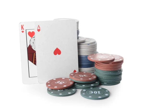 Poker Çipleri Beyaz Arkaplanda Oyun Kartları — Stok fotoğraf