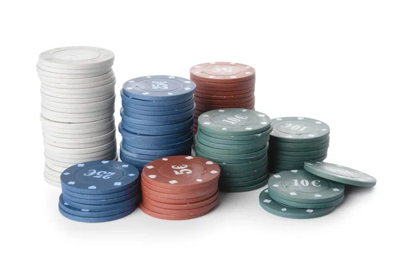 As peças de jogo coloridas de fichas de pôquer estão na mesa de jogo na  pilha. plano de fundo para o casino online.