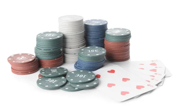 Poker Çipleri Beyaz Arkaplanda Oyun Kartları — Stok fotoğraf