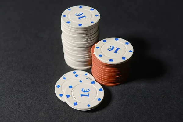Koyu Arka Plan Üzerinde Poker Fişleri — Stok fotoğraf