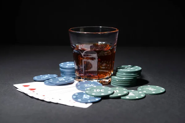 Poker Żetony Szklanka Napoju Karty Ciemnym Tle — Zdjęcie stockowe