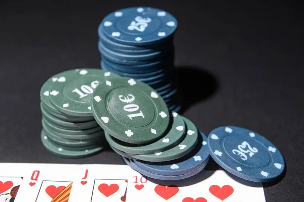 Koyu Arkaplanda Poker Çipleri Kartları — Stok fotoğraf