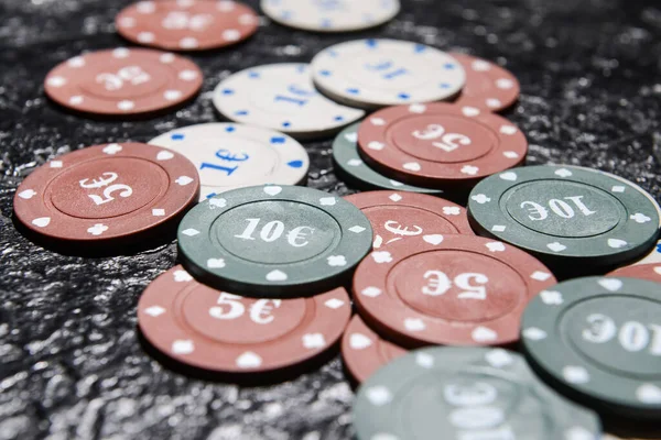 Chipy Pokera Ciemnym Tle Zbliżenie — Zdjęcie stockowe