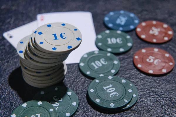 Poker Żetony Karty Ciemnym Tle — Zdjęcie stockowe