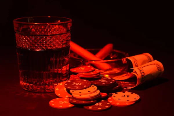 Pokerchips Ein Glas Getränk Und Dollarnoten Auf Dunklem Hintergrund — Stockfoto