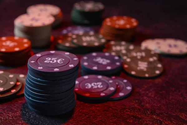 Koyu Arka Plan Üzerinde Poker Fişleri — Stok fotoğraf