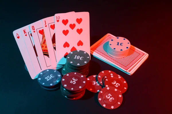 Poker Çipleri Oyun Kartları Koyu Arkaplanda — Stok fotoğraf