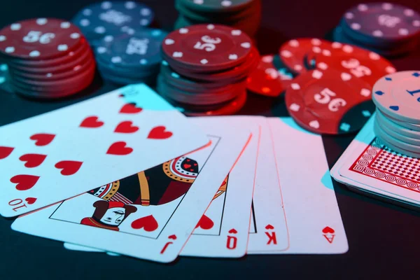 Gry Karty Żetony Pokerowe Ciemnym Tle Zbliżenie — Zdjęcie stockowe