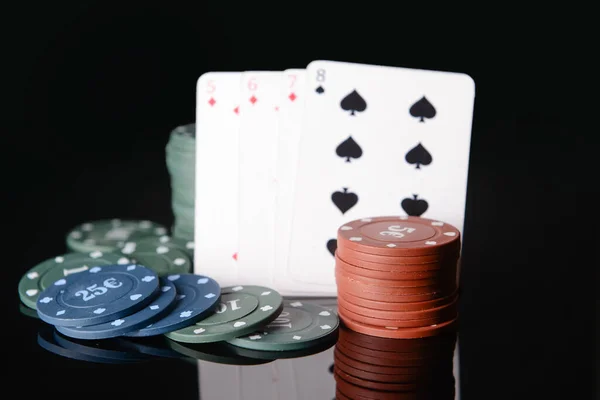 Покер Фишки Игральные Карты Темном Фоне — стоковое фото
