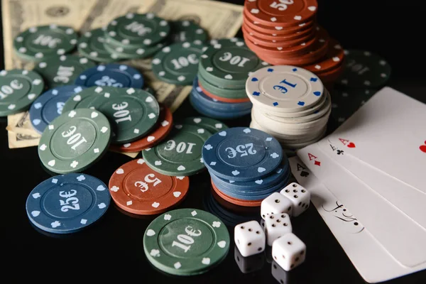 Poker Żetony Kości Karty Gry Ciemnym Tle — Zdjęcie stockowe