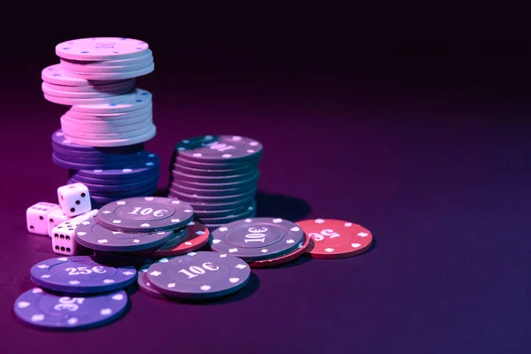 Koyu Arkaplanda Poker Çipleri Zarlar — Stok fotoğraf