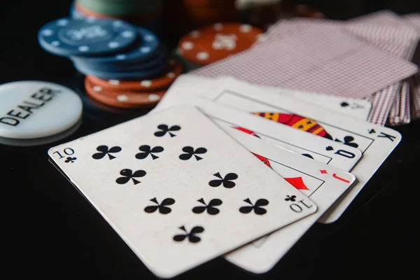 暗い背景にポーカーのためのトランプ — ストック写真