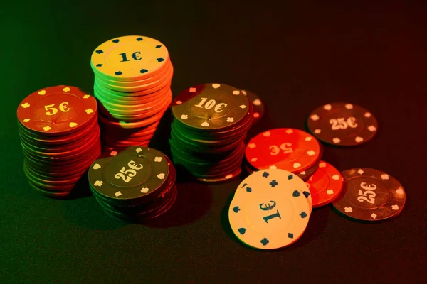 Koyu Arka Plan Üzerinde Poker Fişleri — Stok fotoğraf